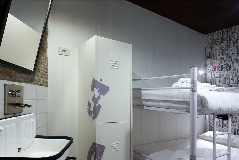 Room007 Ventura * Madrid
